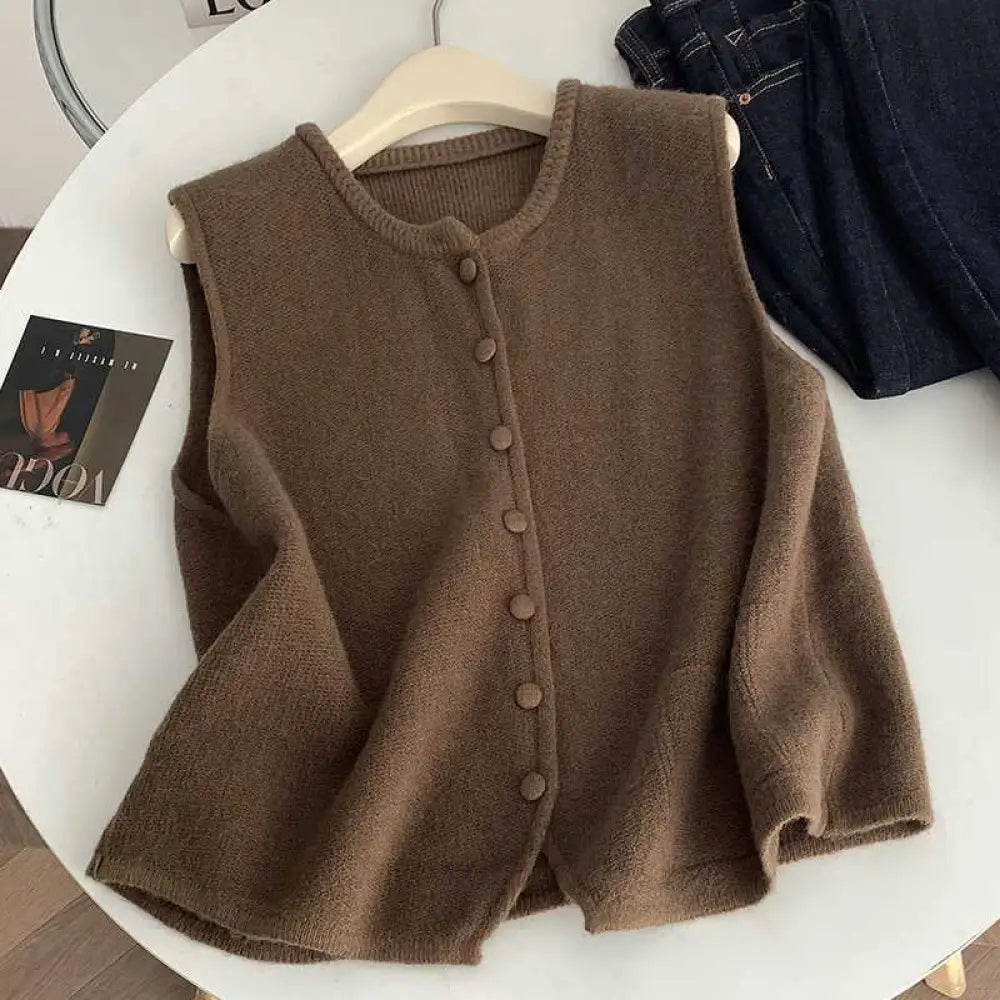 4色展開 ニットベスト レディース 秋 冬 ベスト 前開き ノースリーブ ニット 無地 クルーネック ボタン 羽織り セーター 重ね着 レイヤード ゆったり 体型カバー おしゃれ ナチュラル カジュアル シンプル グレー オフホワイト