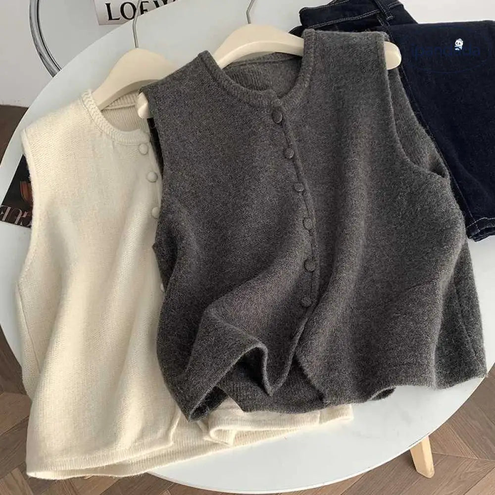 4色展開 ニットベスト レディース 秋 冬 ベスト 前開き ノースリーブ ニット 無地 クルーネック ボタン 羽織り セーター 重ね着 レイヤード ゆったり 体型カバー おしゃれ ナチュラル カジュアル シンプル グレー オフホワイト