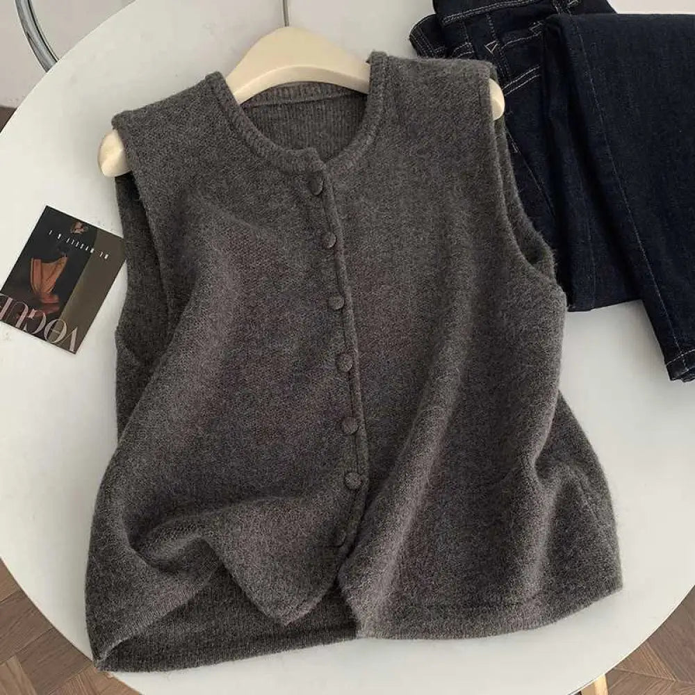 4色展開 ニットベスト レディース 秋 冬 ベスト 前開き ノースリーブ ニット 無地 クルーネック ボタン 羽織り セーター 重ね着 レイヤード ゆったり 体型カバー おしゃれ ナチュラル カジュアル シンプル グレー オフホワイト