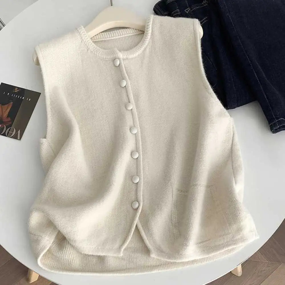 4色展開 ニットベスト レディース 秋 冬 ベスト 前開き ノースリーブ ニット 無地 クルーネック ボタン 羽織り セーター 重ね着 レイヤード ゆったり 体型カバー おしゃれ ナチュラル カジュアル シンプル グレー オフホワイト