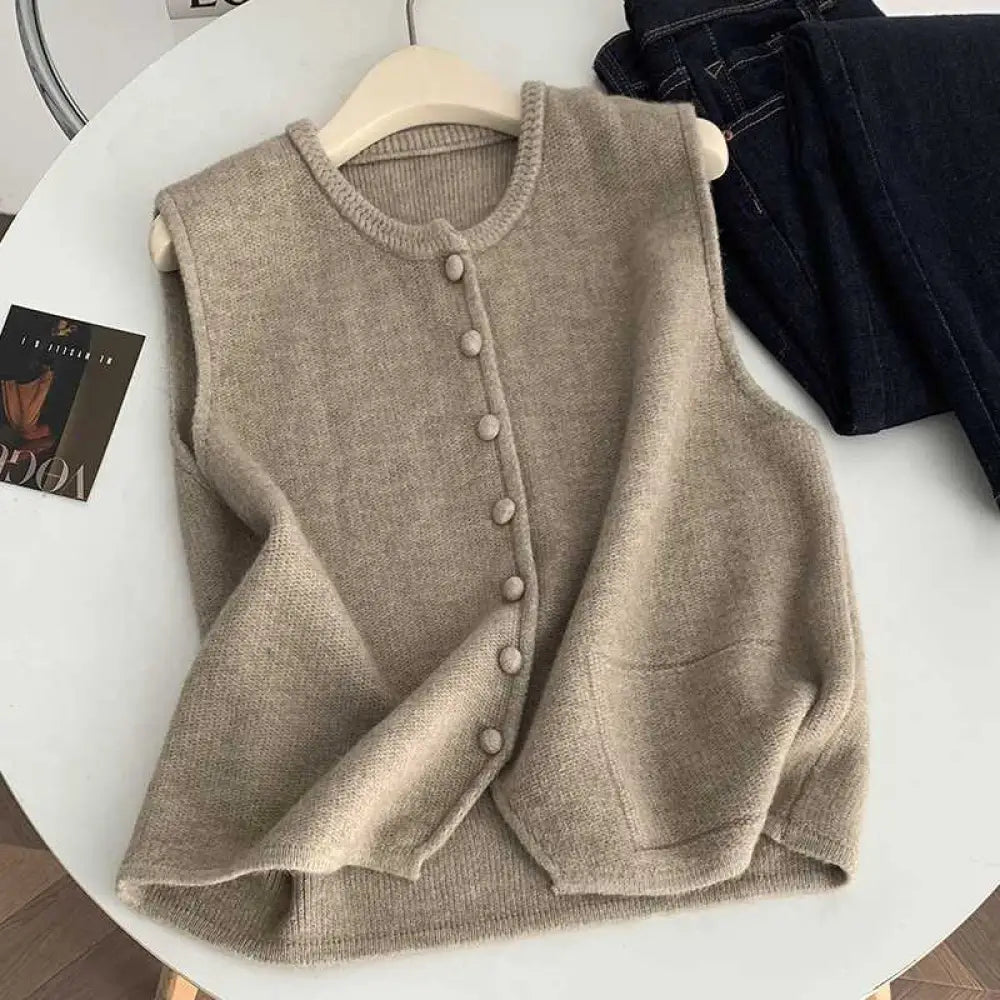 4色展開 ニットベスト レディース 秋 冬 ベスト 前開き ノースリーブ ニット 無地 クルーネック ボタン 羽織り セーター 重ね着 レイヤード ゆったり 体型カバー おしゃれ ナチュラル カジュアル シンプル グレー オフホワイト