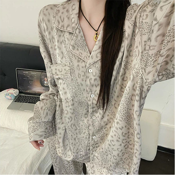 韓国風 高見え パジャマ レディース 春秋 長袖 長ズボン 豹柄 ヒョウ柄 プリント 総柄 インスタ映え おしゃれ トレンド スタイリッシュ 着痩せ シルエット カジュアル 部屋着 ルームウェア セットアップ リラックス プレゼント ギフト ID4257