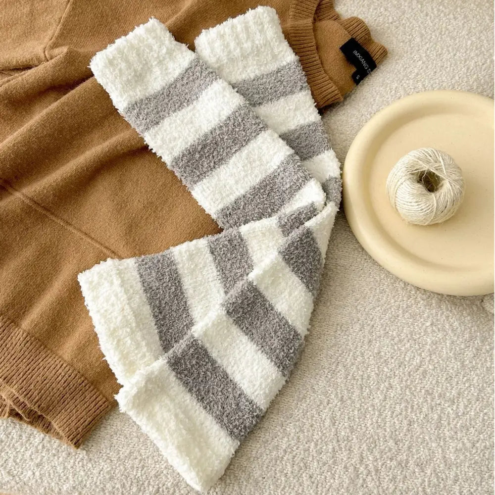 コーラルフリース 膝サポーター 脚カバー ストライプ 小腿ソックス カップル用 ロング ソックス 保温 厚手 ID3759 グレーストライプ / フリー