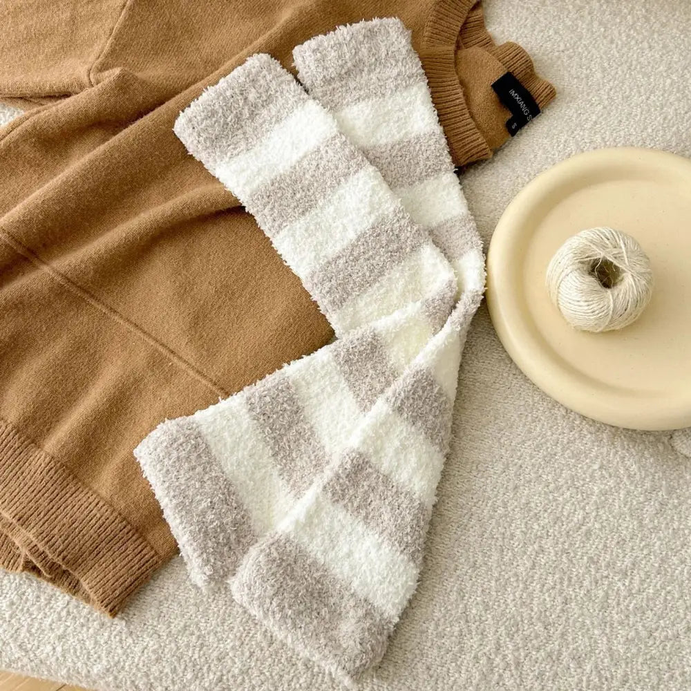 コーラルフリース 膝サポーター 脚カバー ストライプ 小腿ソックス カップル用 ロング ソックス 保温 厚手 ID3759 ライトグレーストライプ / フリー