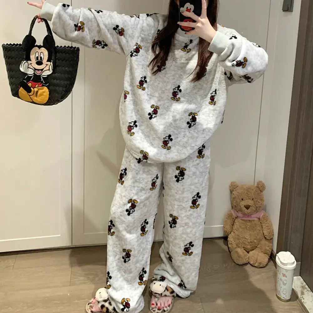 パジャマ レディース 秋冬 厚手 フリース裏起毛 セットアップ かわいい キャラクター ミッキー プルオーバー ビーズファー ホームウェア 暖かい 柔らかい 保温 快適 おしゃれ ルームウェア 自宅用 リラックス 着心地 ナチュラル