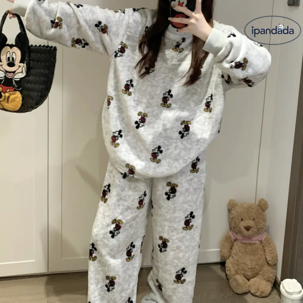 パジャマ レディース 秋冬 厚手 フリース裏起毛 セットアップ かわいい キャラクター ミッキー プルオーバー ビーズファー ホームウェア 暖かい 柔らかい 保温 快適 おしゃれ ルームウェア 自宅用 リラックス 着心地 ナチュラル ID2657