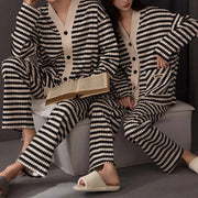 カップル パジャマ レディース 秋 綿100% 長袖 外出可 メンズ 韓国風 ゆったり ホームウェア 敬老 カーディガン セットアップ 快適 吸汗 通気性 おしゃれ ルームウェア 薄手 軽やか 着心地 シンプル カジュアル ペア ギフト プレゼントID2190