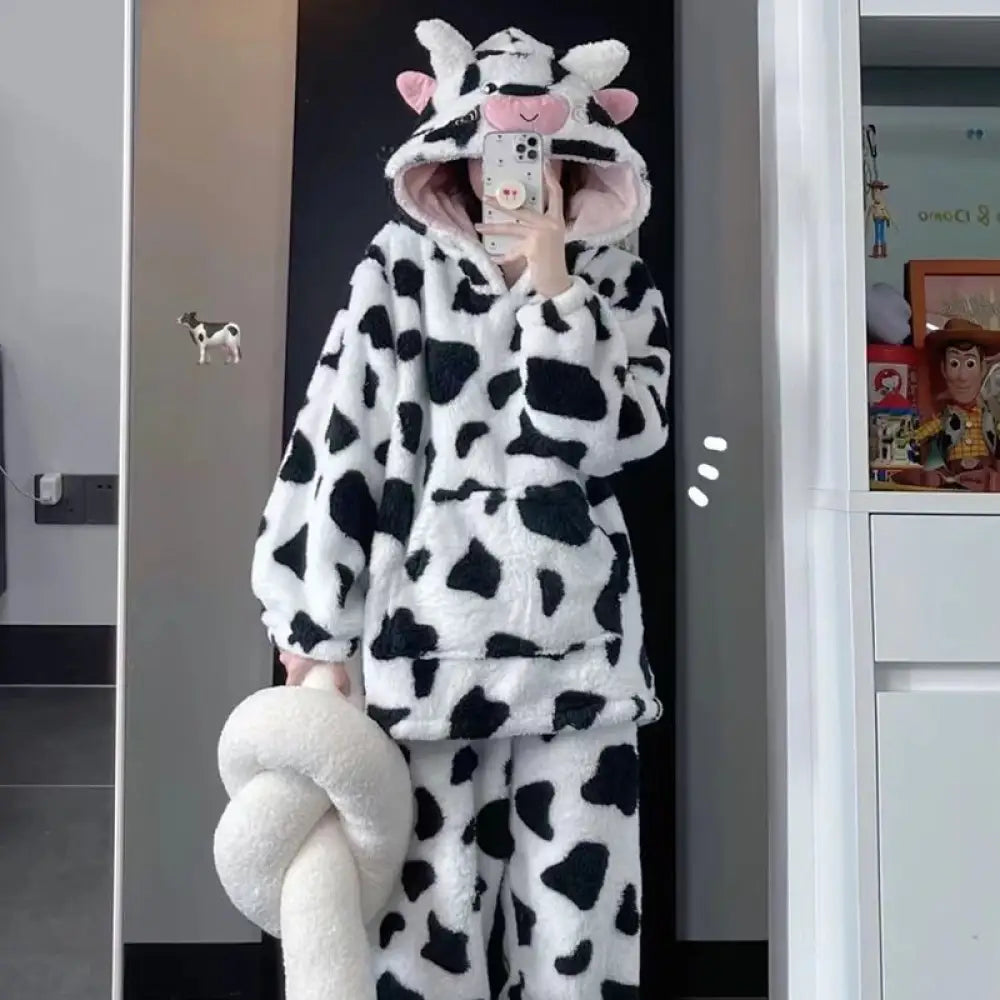 奶牛 珊瑚フリース パジャマ レディース 秋冬 フリース裏起毛 厚手 かわいい フランネル ホームウェア セットアップ 暖かい 柔らかい 保温 快適 おしゃれ ルームウェア 自宅用 リラックス レディース用 着心地 ナチュラル