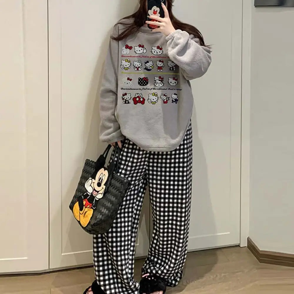 パジャマ レディース 秋冬 ハローキティ 珊瑚フリース 厚手 フリース裏起毛 セットアップ かわいい キャラクター チェック ビーズファー ホームウェア 暖かい 柔らかい 保温 快適 おしゃれ ルームウェア 自宅用 リラックス 着心地