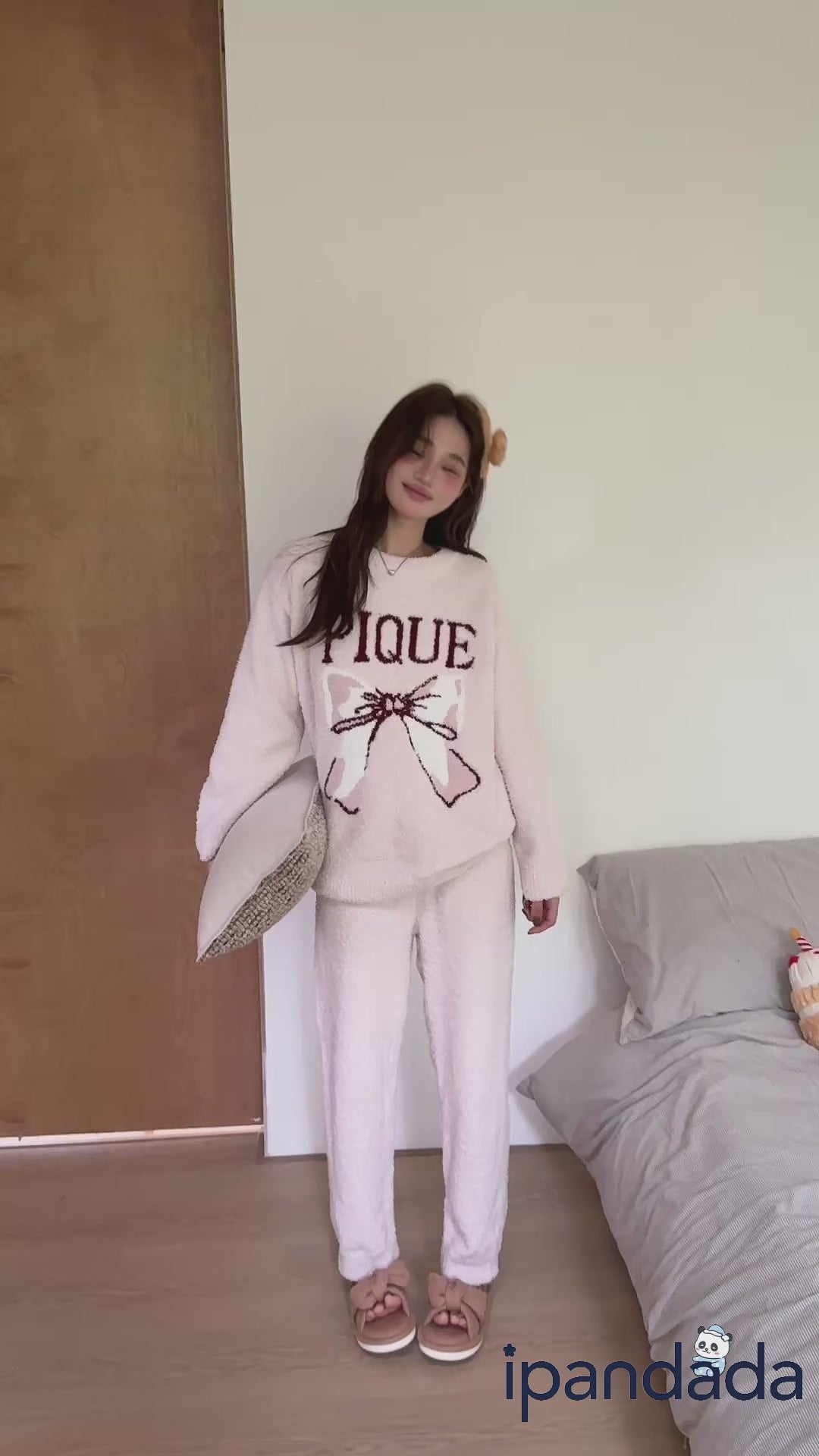 ビデオをロード: カワイイ女子のマストバイ 人気 リボン パジャマ かわいい フリース レディース ゆったり ホームウェア パジャマ セットアップ 外出可 快適 柔らかい おしゃれ ルームウェア 自宅用 リラックス 着心地 ナチュラル ID2561