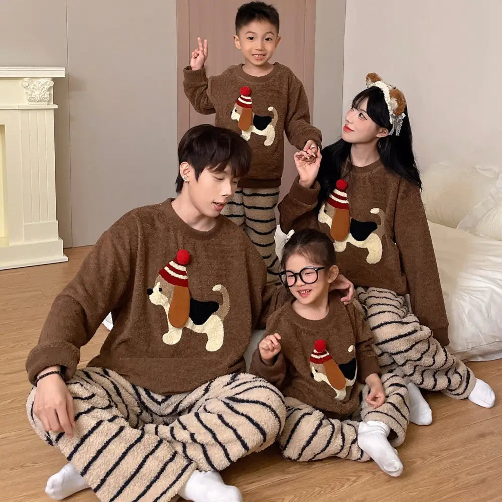 秋冬 珊瑚フリース 子供 パジャマ ダックスフント 家族 3 4人 保温 フランネル 親子 ホームウェア セットアップ 暖かい 柔らかい 快適 おしゃれ ルームウェア 自宅用 リラックス 着心地 ナチュラル ゆったり ファミリー