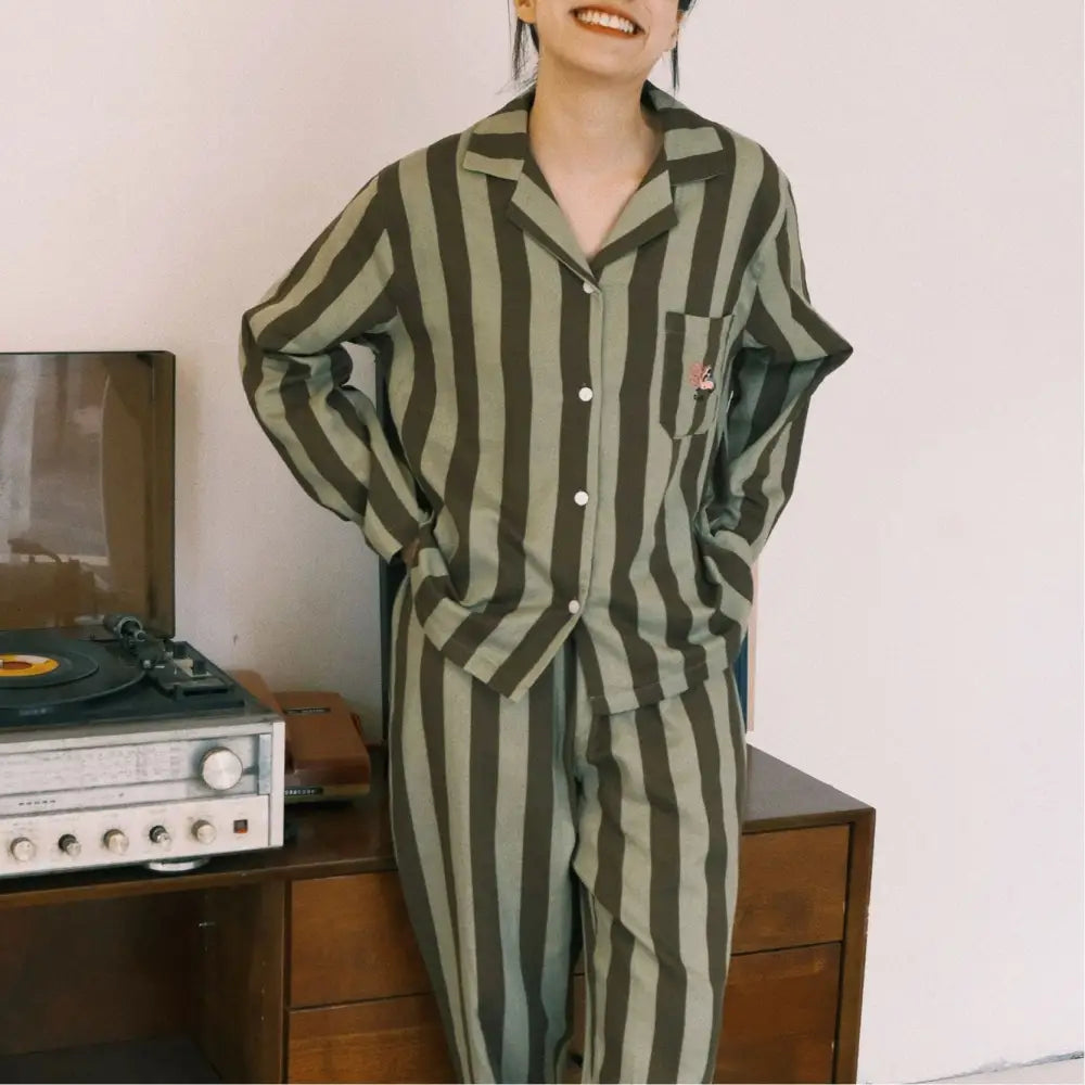 ストライプ 刺繍 カップル パジャマ セット 春秋 ダブルガーゼ 長袖 ソフト肌触り ルームウェア お揃い 部屋着 シンプル 2点セット ID4163 女性 ブラウン / M