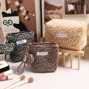 スウィートクール ヒョウ柄 メイクポーチ フリース 多機能 携帯用 秋冬 外出用 洗面用具収納バッグ ID3334